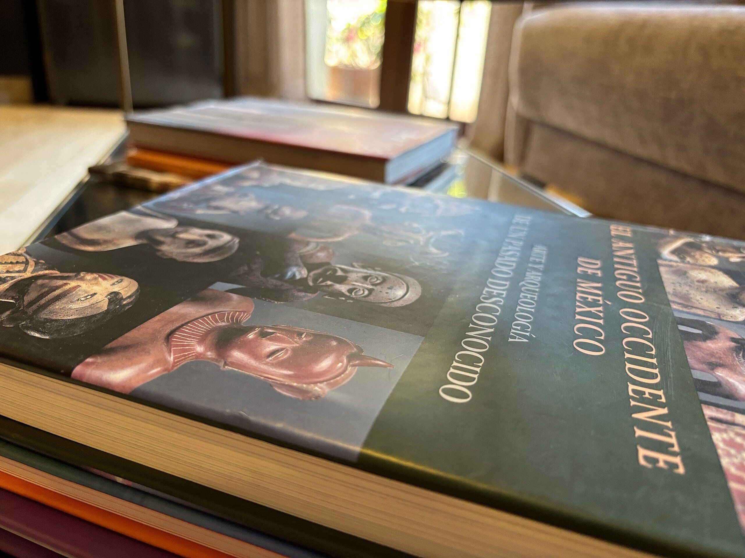 A book titled "El Antiguo Ocidente" on a table.