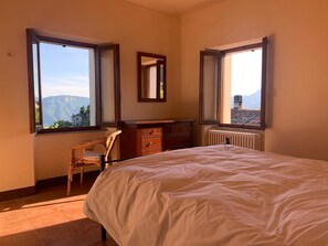 7 quartos, ferros/tábuas de passar roupa, berço de viagem