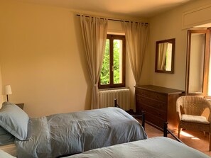 7 dormitorios, tabla de planchar con plancha, cuna de viaje