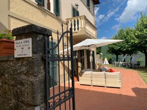 Outdoor dining - Beautiful family villa with private pool and wonderful mountain views near Barga (Sommocolonia)
