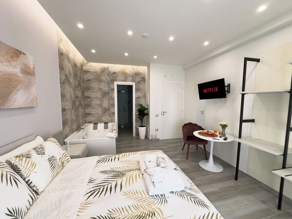 Royal Suite | 1 bedroom, soundproofing, free WiFi - Al Civico 3 Home & Suites (Salerno)