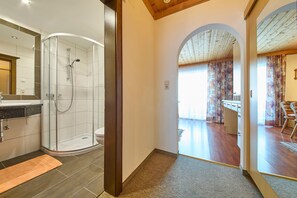 Basic apartman, 1 hálószobával, erkély, kilátással a hegyre | Fürdőszoba | Hajszárító, törölközők, szappan és toalettpapír