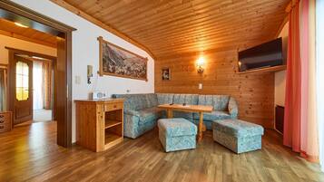 Basic-Apartment, 2 Schlafzimmer, Balkon, Bergblick | Wohnbereich | 50-Zoll-Flachbildfernseher mit Kabelempfang