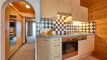 Apartemen Basic, 1 kamar tidur, balkon, pemandangan gunung | Dapur pribadi | Lemari es besar, microwave, oven, dan mesin pembuat kopi/teh