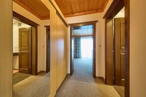 Apartament bàsic, 1 dormitori, balcó, vistes a la muntanya | 1 dormitori, wifi gratuïta i roba de llit