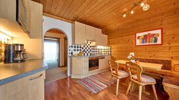 Apartemen Basic, 1 kamar tidur, balkon, pemandangan gunung | Dapur pribadi | Lemari es besar, microwave, oven, dan mesin pembuat kopi/teh