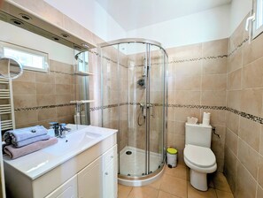 Haartrockner, Handtücher, Seife, Toilettenpapier