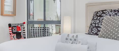 3 室のベッドルーム、WiFi (無料)、ベッドシーツ