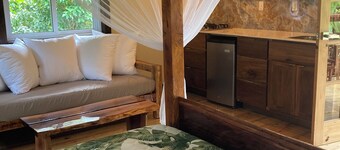 Tranquil Waterfall Studio, Oceanfront with Jungle Hiking and Starlink