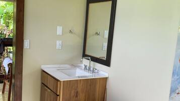 Een douche, handdoeken, zeep, toiletpapier