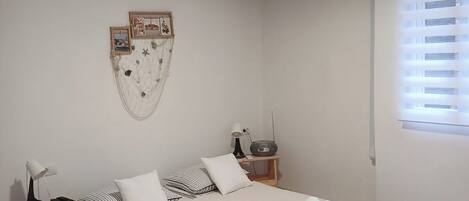 1 dormitori, planxa i posts de planxar, wifi i roba de llit