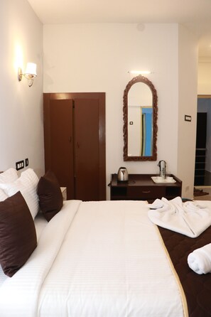Deluxe Tek Büyük Yataklı Oda | 1 yatak odası, çarşaf takımı
