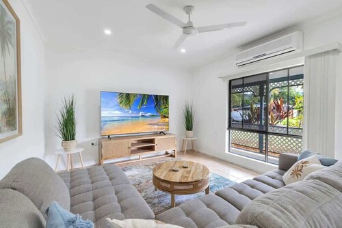 Casa Del Mar Poolside Retreat Near Trinity Beach