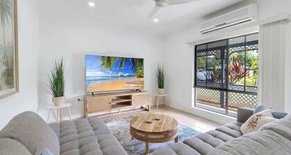 Casa Del Mar Poolside Retreat Near Trinity Beach