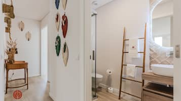 Room, Non Smoking | Bathroom | Towels, soap, shampoo, toilet paper