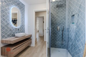 Suite, niet-roken | Badkamer | Handdoeken, zeep, shampoo, toiletpapier