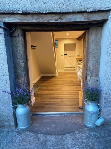 Cosy, comfy & tranquil farm cottage with log fire & country walks from the door