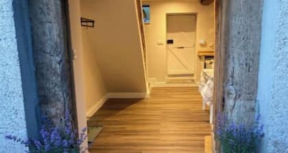 Cosy, comfy & tranquil farm cottage with log fire & country walks from the door