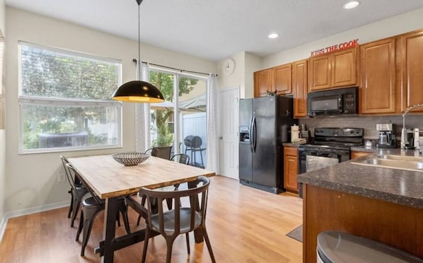 Fridge, oven, stovetop, dishwasher - Relax in a Charming 3BD Home BBQ (Kissimmee)