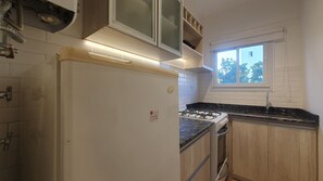 Refrigerador, microondas, horno y utensilios de cocina