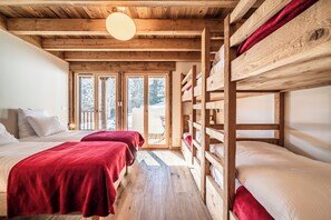 4 bedrooms, iron/ironing board, internet, bed sheets