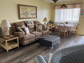 Living area - Charming 2-bedroom apartment with a great view! (Clearwater)