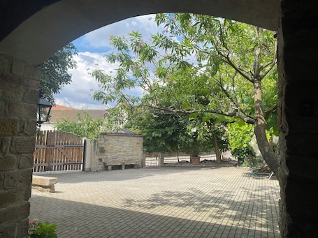 Property grounds. HOFGOHLIS apartment between Dresden, Radebeul and Meißen directly on the Elbe cycle path