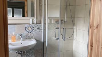 Dusche, Haartrockner, Handtücher, Seife