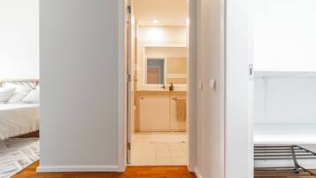 3 bedrooms, iron/ironing board, internet, bed sheets