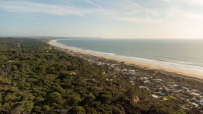 Una spiaggia nelle vicinanze