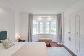 4 bedrooms, iron/ironing board, Internet, bed sheets