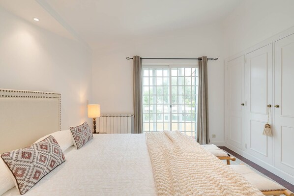 4 dormitorios, tabla de planchar con plancha, Internet y ropa de cama