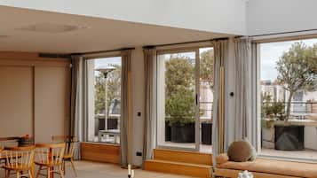 Sky Penthouse | Área de sala de estar | Smart TV y impresora