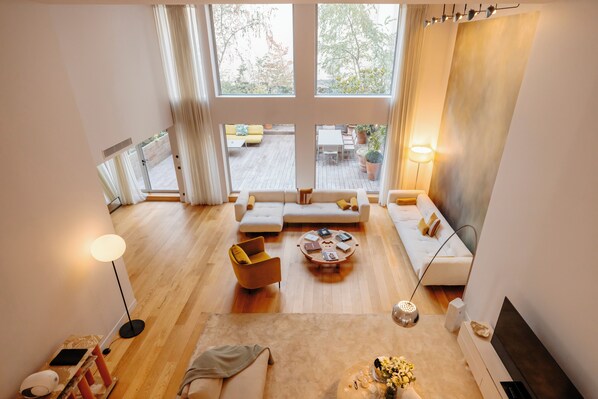 Garden Duplex | 客廳 | 智能電視、打印機