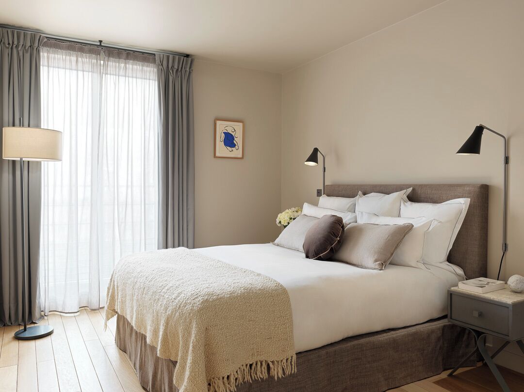 Chambre Deluxe, 1 grand lit, vue ville | Rideaux occultants, chambres insonorisées, fer et planche à repasser