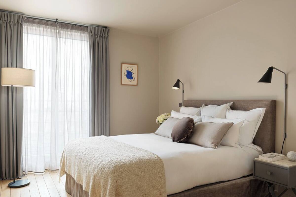 Phòng Deluxe, 1 giường cỡ queen, quang cảnh thành phố | Bộ đồ giường cao cấp, minibar, màn/rèm cản sáng, phòng cách âm 