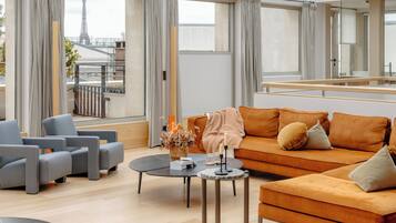 Sky Penthouse | Ropa de cama de alta calidad, minibar y cortinas blackout