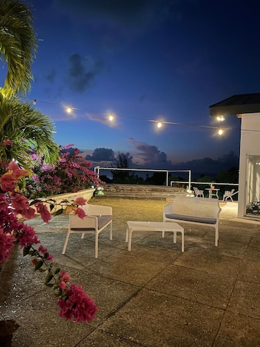 Charming 2-bed with stunning ocean views, breathtaking sunsets & modern interior