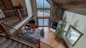 Älytelevisio, DVD-soitin, pöytäjalkapallopöytä, kirjoja