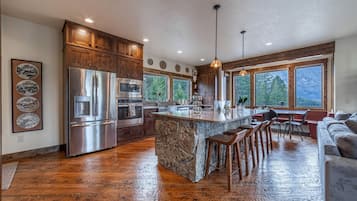 Een koelkast, een magnetron, een oven, een kookplaat