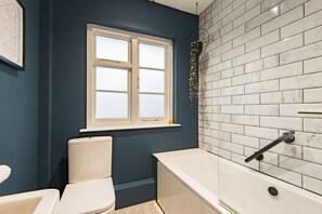 Douche, sèche-cheveux, serviettes fournies