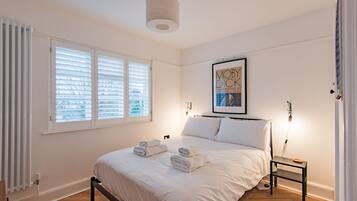 2 bedrooms, desk, iron/ironing board, WiFi