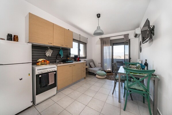 Fridge, oven, coffee/tea maker, toaster
