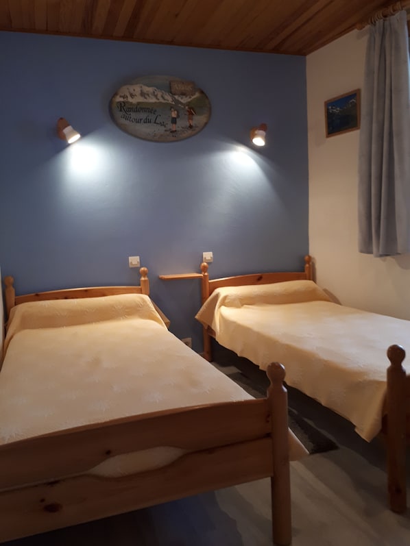 2 bedrooms, iron/ironing board, WiFi