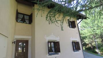 Vista frontal de la propiedad