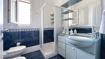Shower, hair dryer, bidet, towels