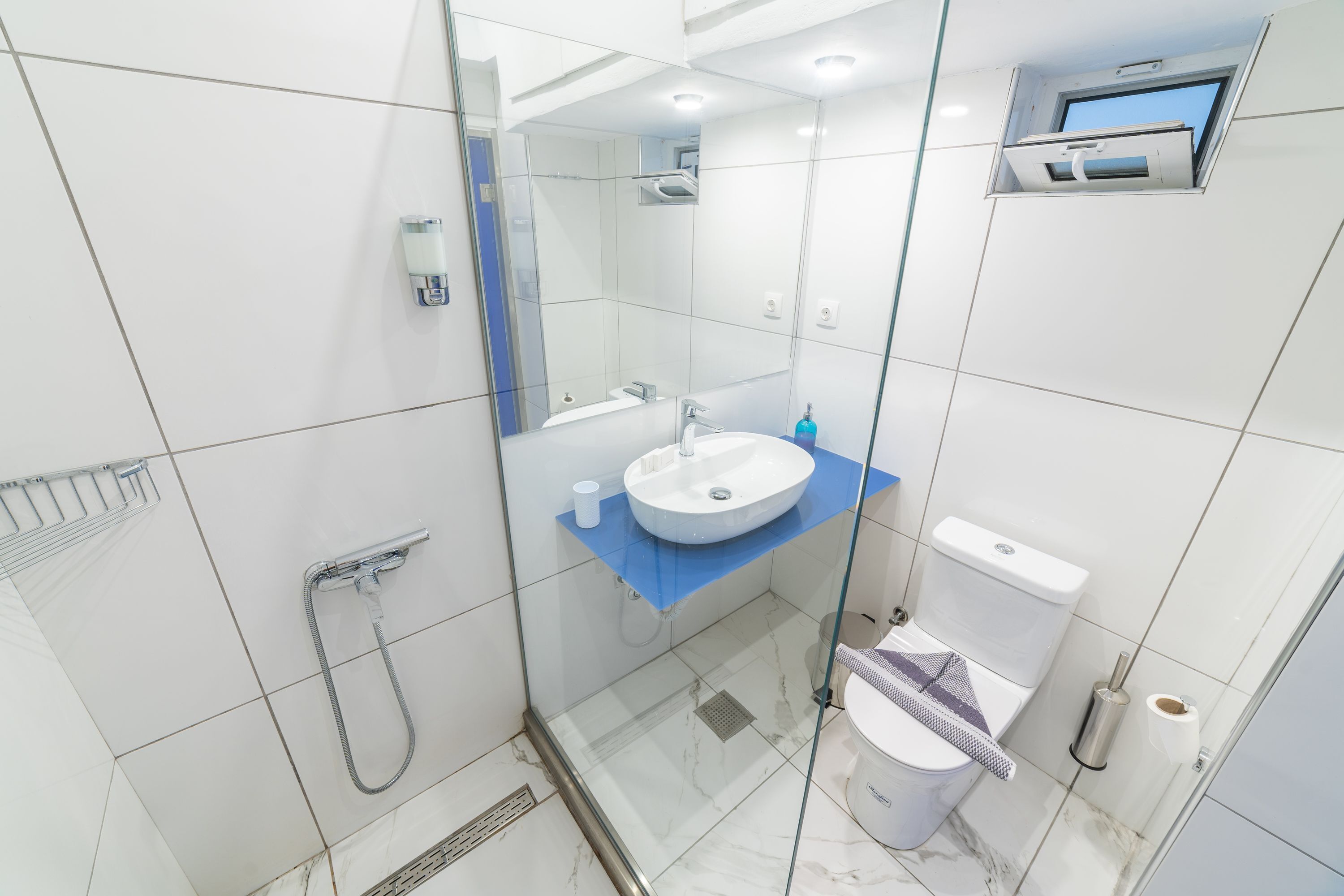 Dusche, Haartrockner, Handtücher