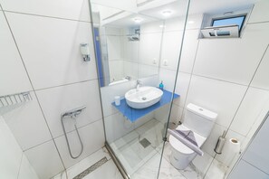 Douche, sèche-cheveux, serviettes fournies