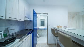 Fridge, stovetop, coffee/tea maker, toaster