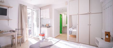 1 habitación, tabla de planchar con plancha, wifi gratis y ropa de cama